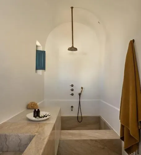 With Pool, Garden And View فيلة ناوسا