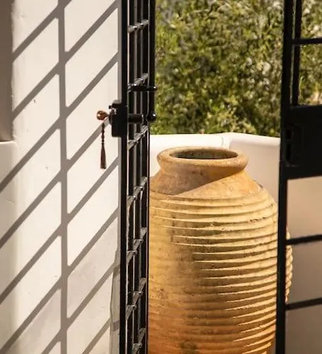 With Pool, Garden And View فيلة *