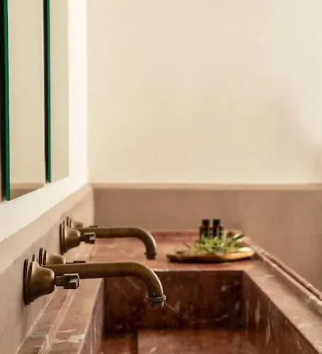 With Pool, Garden And View فيلة ناوسا